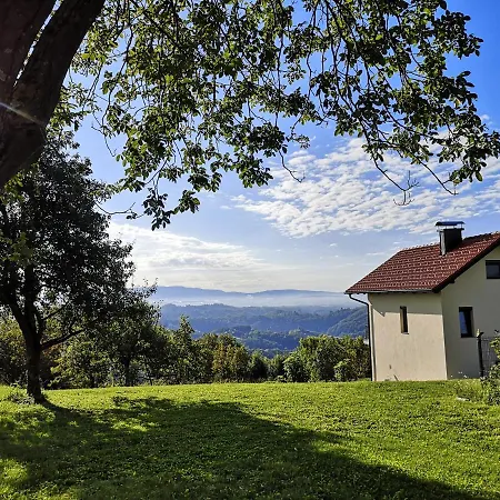 Dom wakacyjny Apartma Hisa Na Ravnah With Hot Tub Pišece