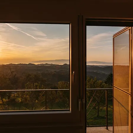 Apartma Hisa Na Ravnah With Hot Tub 펜션