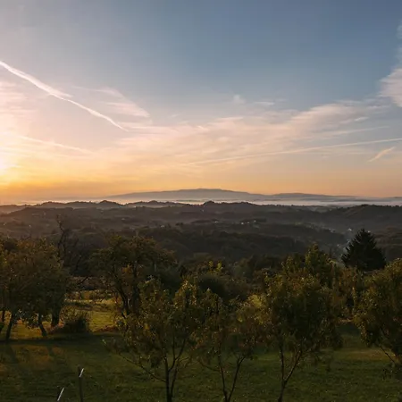 Apartma Hisa Na Ravnah With Hot Tub *