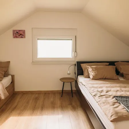 Apartma Hisa Na Ravnah With Hot Tub בית נופש *