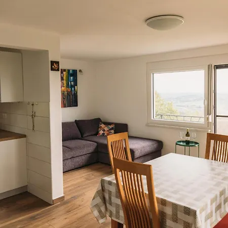 בית נופש Apartma Hisa Na Ravnah With Hot Tub