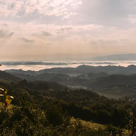 בית נופש Apartma Hisa Na Ravnah With Hot Tub