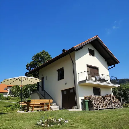 בית נופש Apartma Hisa Na Ravnah With Hot Tub