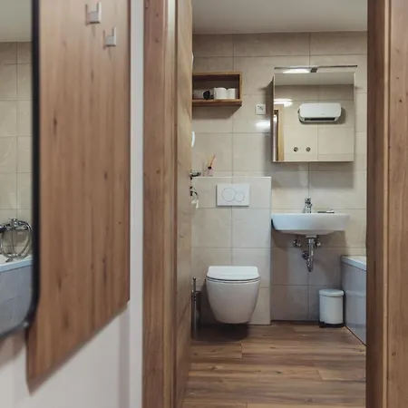 בית נופש Apartma Hisa Na Ravnah With Hot Tub