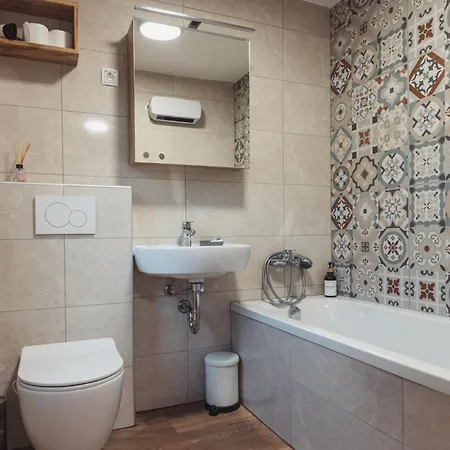 Apartma Hisa Na Ravnah With Hot Tub בית נופש